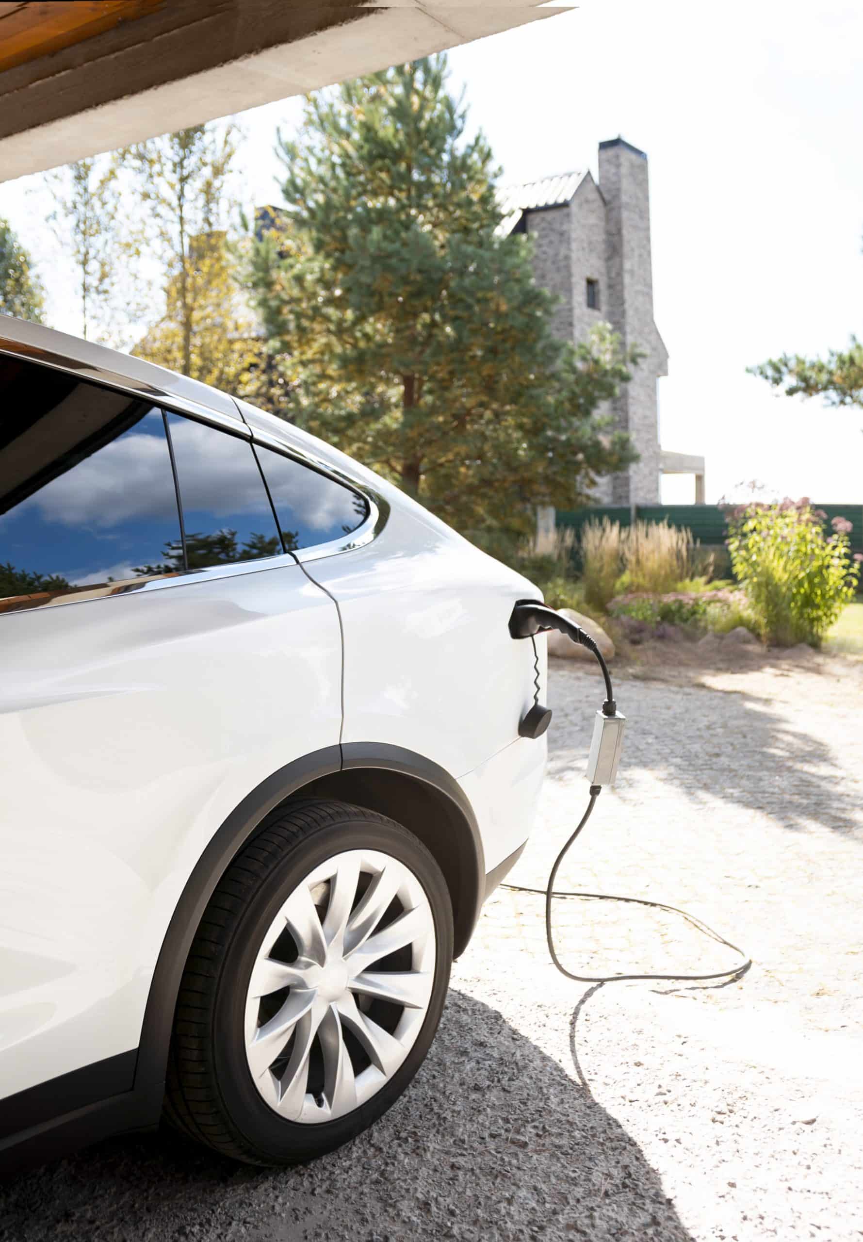 Voiture électrique en recharge protégé du soleil